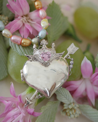 A small protection, and... （locket pendant）